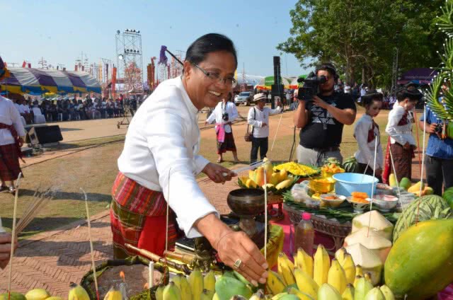 งามตระการตา! ประเพณีสรงน้ำพระธาตุยาคู