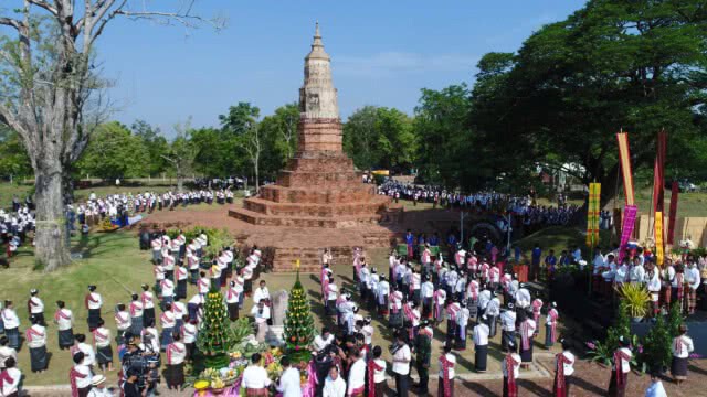 งามตระการตา! ประเพณีสรงน้ำพระธาตุยาคู