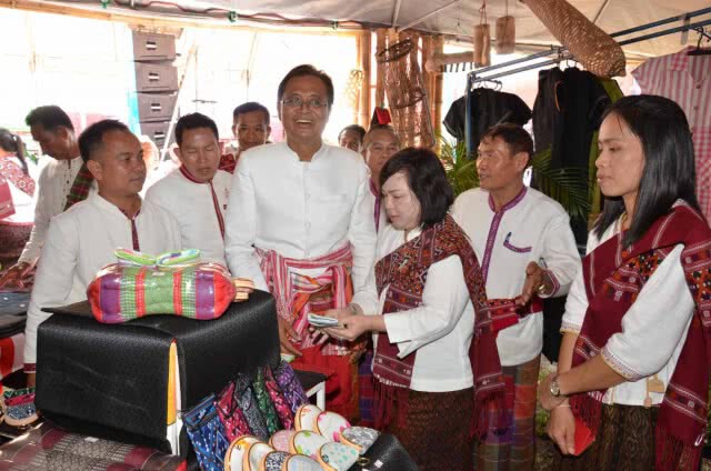 งามตระการตา! ประเพณีสรงน้ำพระธาตุยาคู
