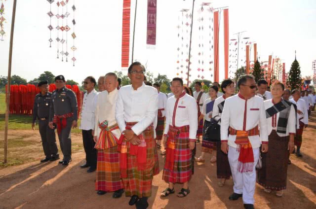 งามตระการตา! ประเพณีสรงน้ำพระธาตุยาคู