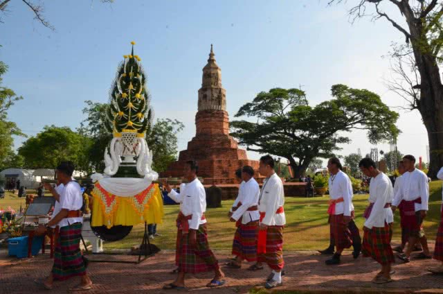 งามตระการตา! ประเพณีสรงน้ำพระธาตุยาคู
