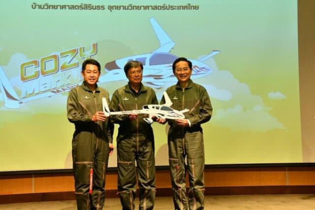 สวทช. มอบเครื่องบิน Cozy Mark IV
ให้มหาวิทยาลัยเทคโนโลยีราชมงคลกรุงเทพ
ฝึกปฏิบัติซ่อมบำรุงอากาศยาน
