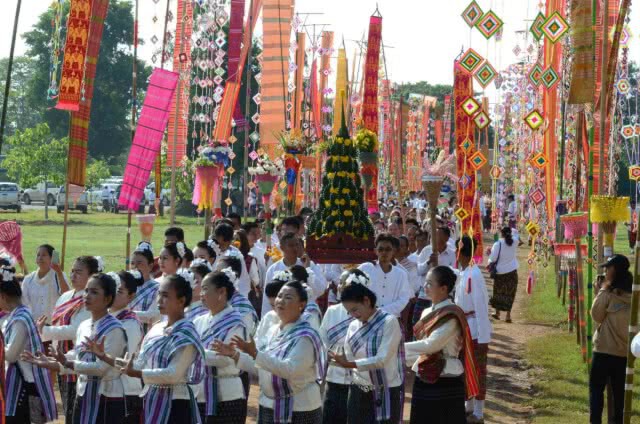 งามตระการตา! ประเพณีสรงน้ำพระธาตุยาคู