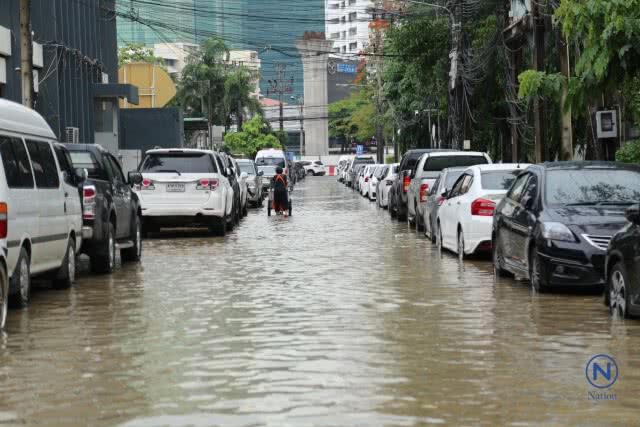 ลมฝนถล่มกรุงต้นไม้ล้มทับรถเจ้าหน้าที่กองปราบ-ถนนหลายสายน้ำขังทำรถติดหนึบ