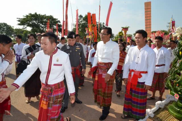 งามตระการตา! ประเพณีสรงน้ำพระธาตุยาคู