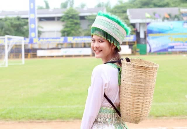 คิดจะจีบต้องตามให้ทัน !!
ลมกรดสาวม้ง ทั้งเก่ง ทั้งสวย