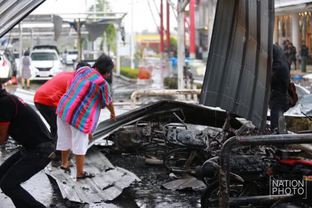 จนท.ตรวจ"กระบะ" เหตุคาร์บอมบ์ปัตตานี