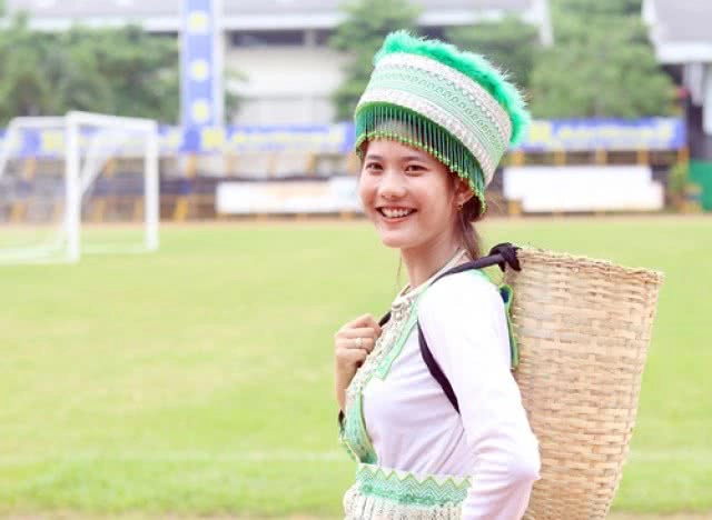 คิดจะจีบต้องตามให้ทัน !!
ลมกรดสาวม้ง ทั้งเก่ง ทั้งสวย