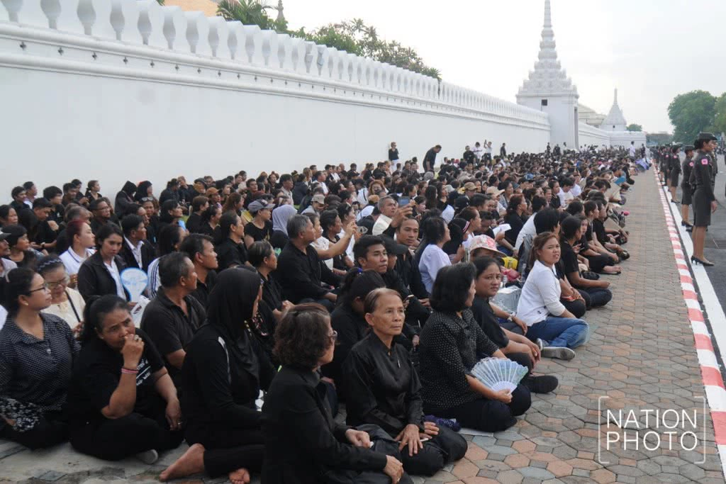 ประชาชนเฝ้าฯ รับเสด็จ สมเด็จพระเจ้าอยู่หัว เนื่องในวันวิสาขบูชา ประชาชนเฝ้าฯ รับเสด็จ สมเด็จพระเจ้าอยู่หัว เนื่องในวันวิสาขบูชา