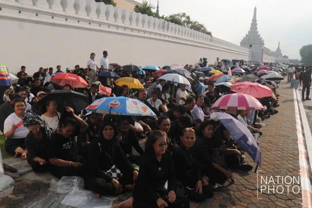 ประชาชนเฝ้าฯ รับเสด็จ สมเด็จพระเจ้าอยู่หัว เนื่องในวันวิสาขบูชา