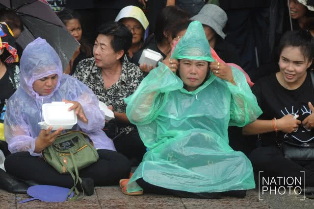 ประชาชนเฝ้าฯ รับเสด็จ สมเด็จพระเจ้าอยู่หัว เนื่องในวันวิสาขบูชา