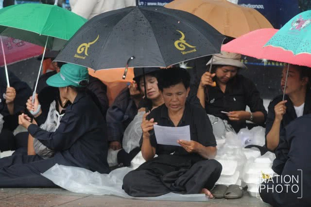 ประชาชนเฝ้าฯ รับเสด็จ สมเด็จพระเจ้าอยู่หัว เนื่องในวันวิสาขบูชา