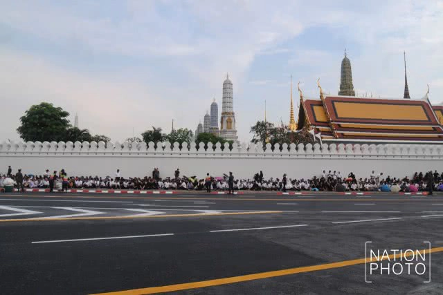 ประชาชนเฝ้าฯ รับเสด็จ สมเด็จพระเจ้าอยู่หัว เนื่องในวันวิสาขบูชา