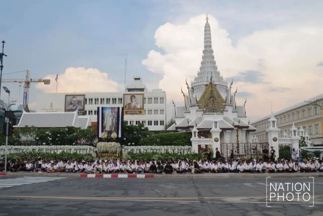ประชาชนเฝ้าฯ รับเสด็จ สมเด็จพระเจ้าอยู่หัว เนื่องในวันวิสาขบูชา