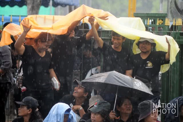 ประชาชนเฝ้าฯ รับเสด็จ สมเด็จพระเจ้าอยู่หัว เนื่องในวันวิสาขบูชา