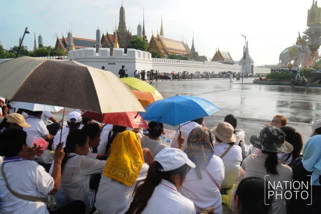 ประชาชนเฝ้าฯ รับเสด็จ สมเด็จพระเจ้าอยู่หัว เนื่องในวันวิสาขบูชา