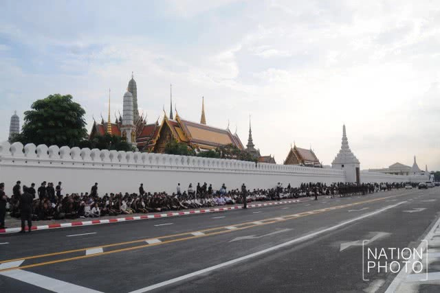 ประชาชนเฝ้าฯ รับเสด็จ สมเด็จพระเจ้าอยู่หัว เนื่องในวันวิสาขบูชา