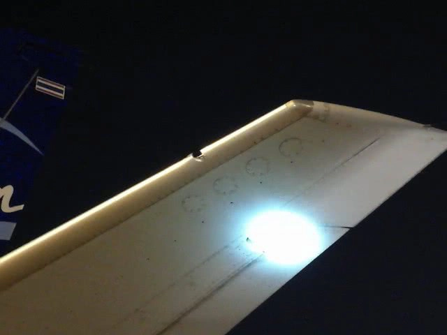 เครื่องบิน'สบายดี แอร์เวย์ส 'ปีกชนกับ รถลากบันได