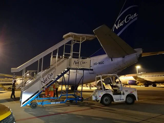 เครื่องบิน'สบายดี แอร์เวย์ส 'ปีกชนกับ รถลากบันได