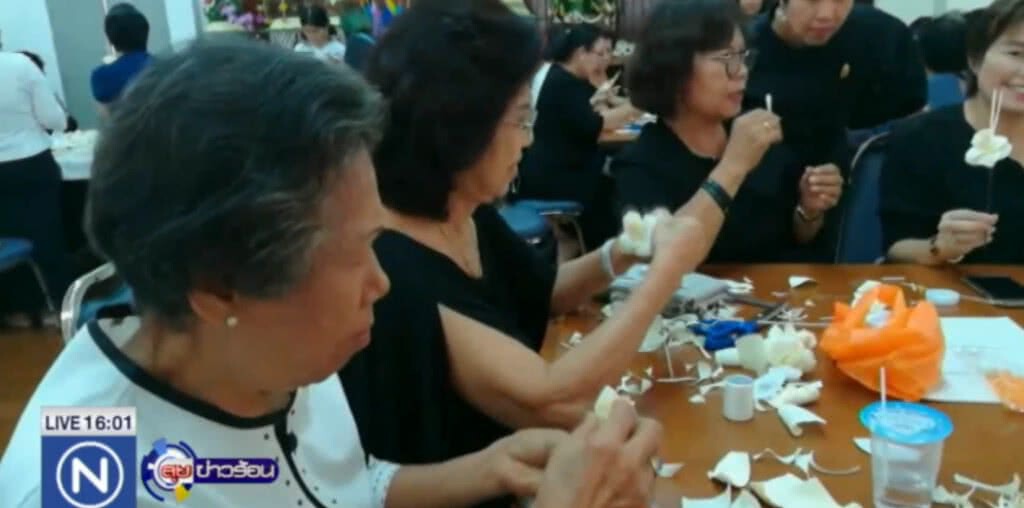 จิตอาสาเชียงใหม่ ประดิษฐ์ดอกไม้จันทน์ ตั้งเป้า 1 ล้านดอก จิตอาสาเชียงใหม่ ประดิษฐ์ดอกไม้จันทน์ ตั้งเป้า 1 ล้านดอก