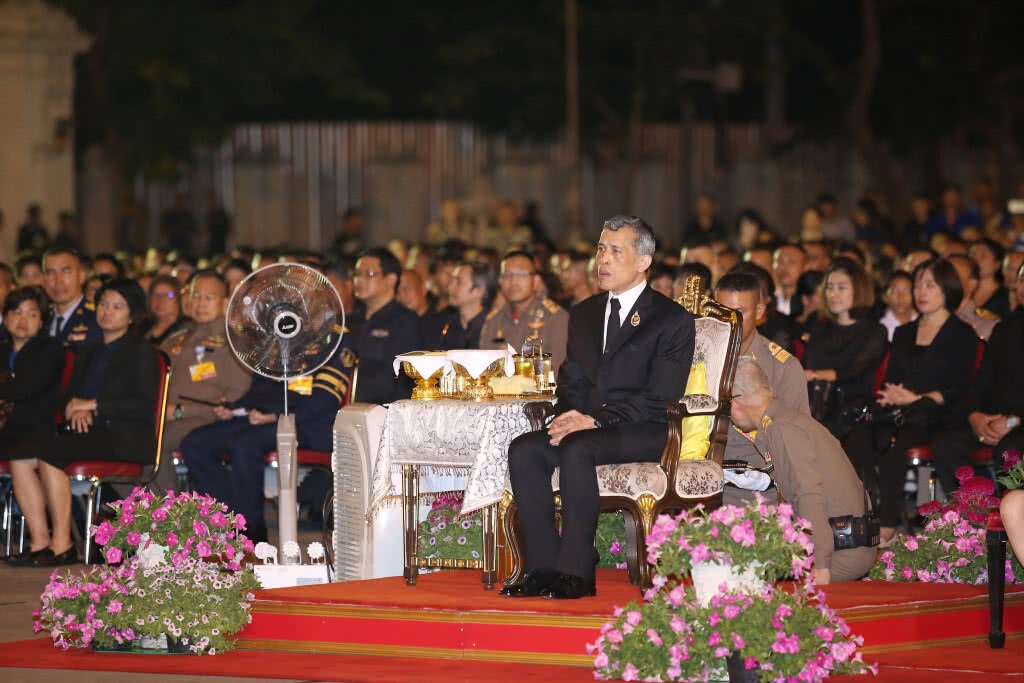 สมเด็จพระเจ้าอยู่หัวทรงทอดพระเนตรการแสดงดนตรีเฉลิมพระเกียรติฯ ของวงดุริยางค์กองทัพอากาศ