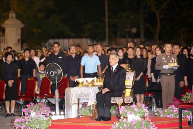 สมเด็จพระเจ้าอยู่หัวทรงทอดพระเนตรการแสดงดนตรีเฉลิมพระเกียรติฯ ของวงดุริยางค์กองทัพอากาศ