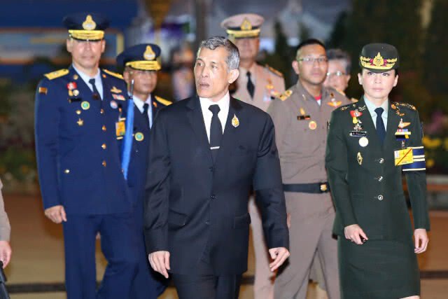 สมเด็จพระเจ้าอยู่หัวทรงทอดพระเนตรการแสดงดนตรีเฉลิมพระเกียรติฯ ของวงดุริยางค์กองทัพอากาศ
