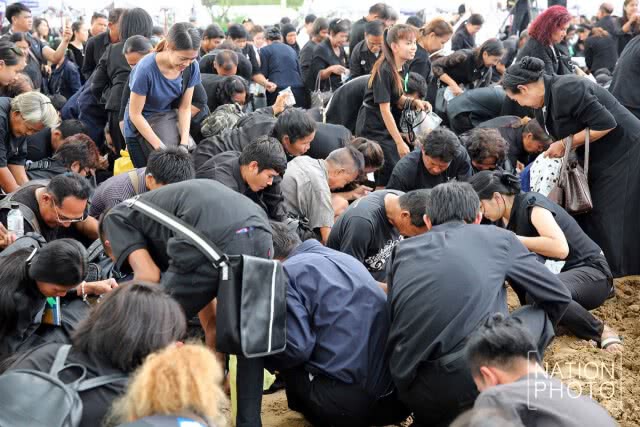 ประชาชนเก็บเมล็ดข้าวเปลือก หลังเสร็จพระราชพิธีพืชมงคลจรดพระนังคัลแรกนาขวัญ