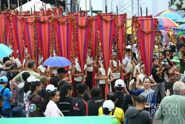 ละลานตา! งานประเพณีบุญบั้งไฟยโสธร 2560