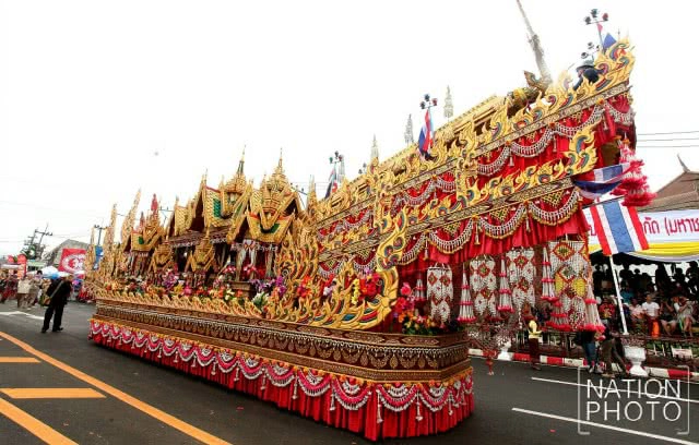 ละลานตา! งานประเพณีบุญบั้งไฟยโสธร 2560