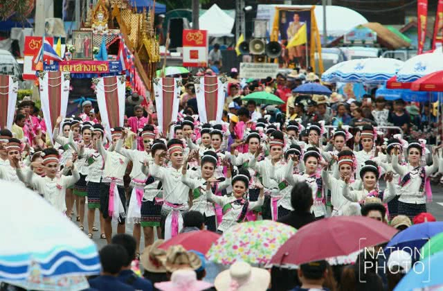 ละลานตา! งานประเพณีบุญบั้งไฟยโสธร 2560