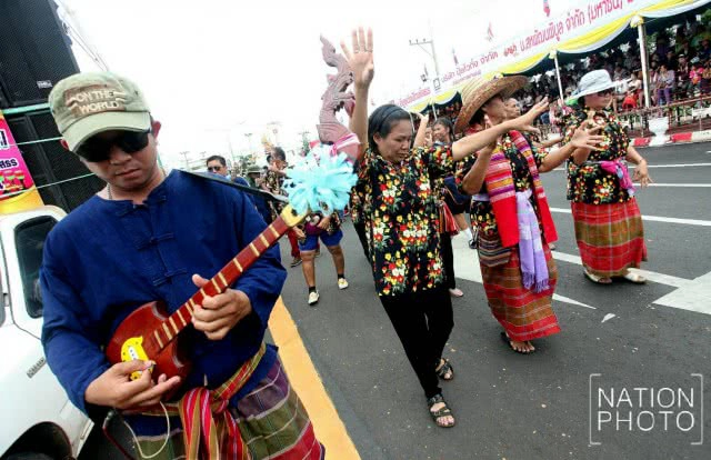 ละลานตา! งานประเพณีบุญบั้งไฟยโสธร 2560
