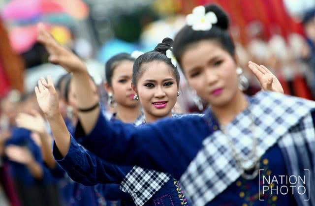 ละลานตา! งานประเพณีบุญบั้งไฟยโสธร 2560