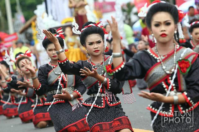 ละลานตา! งานประเพณีบุญบั้งไฟยโสธร 2560