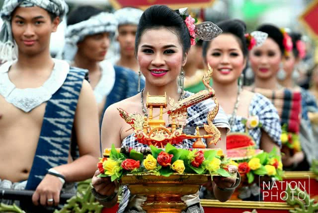 ละลานตา! งานประเพณีบุญบั้งไฟยโสธร 2560