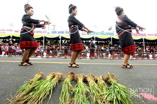 ละลานตา! งานประเพณีบุญบั้งไฟยโสธร 2560