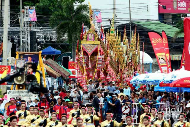 ละลานตา! งานประเพณีบุญบั้งไฟยโสธร 2560