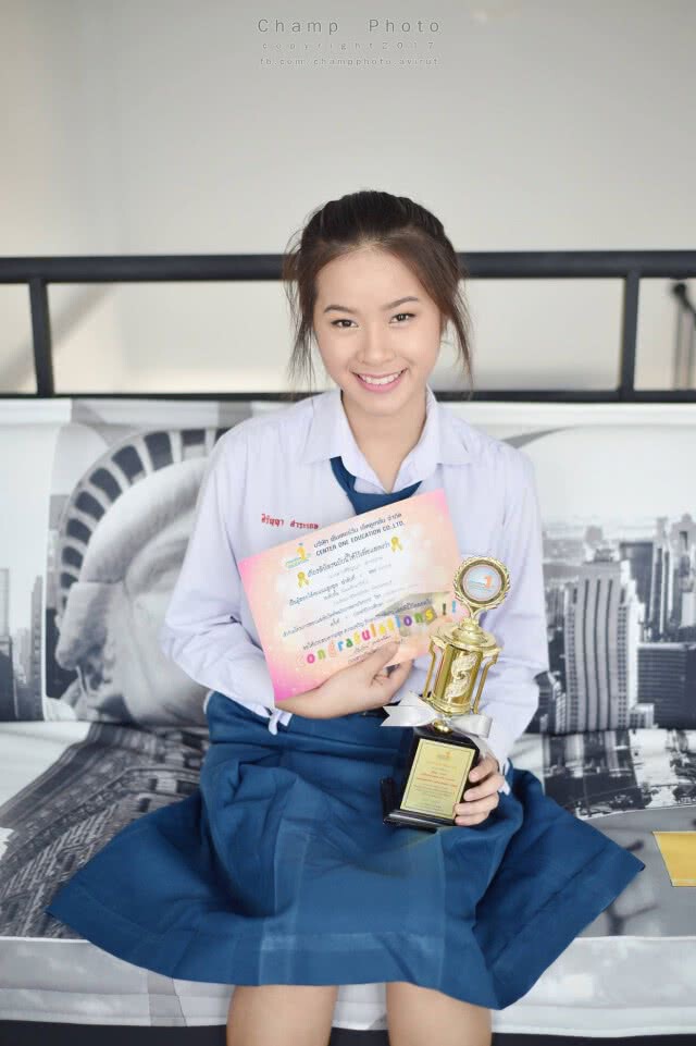 นางสาว ศิริญญา สาระเกษ น้องฟ้า น่ารัก เรียนเก่ง ใบประกาศรางวัลเพียบ