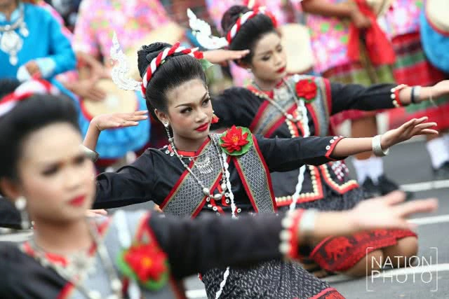 ละลานตา! งานประเพณีบุญบั้งไฟยโสธร 2560