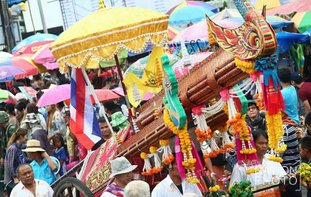 ละลานตา! งานประเพณีบุญบั้งไฟยโสธร 2560