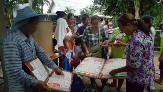 ชาวบ้านนับร้อยแห่ขอเลขเด็ด
ตอตะเคียนยักษ์อายุกว่า 500 ปี