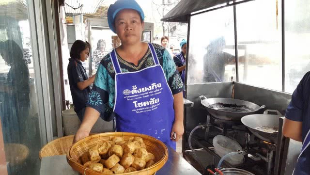 ปอเปี๊ยะเกี๊ยวทอด "ป้าลัย"
สูตรเด็ดเคล็ดลับไม่เหมือนใคร
เปิดขายมากว่า 20 ปี