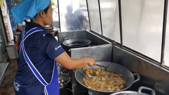 ปอเปี๊ยะเกี๊ยวทอด "ป้าลัย"
สูตรเด็ดเคล็ดลับไม่เหมือนใคร
เปิดขายมากว่า 20 ปี