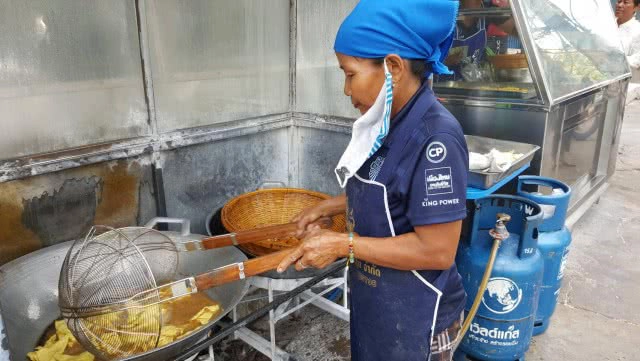 ปอเปี๊ยะเกี๊ยวทอด "ป้าลัย"
สูตรเด็ดเคล็ดลับไม่เหมือนใคร
เปิดขายมากว่า 20 ปี