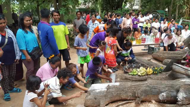 ชาวบ้านนับร้อยแห่ขอเลขเด็ด
ตอตะเคียนยักษ์อายุกว่า 500 ปี