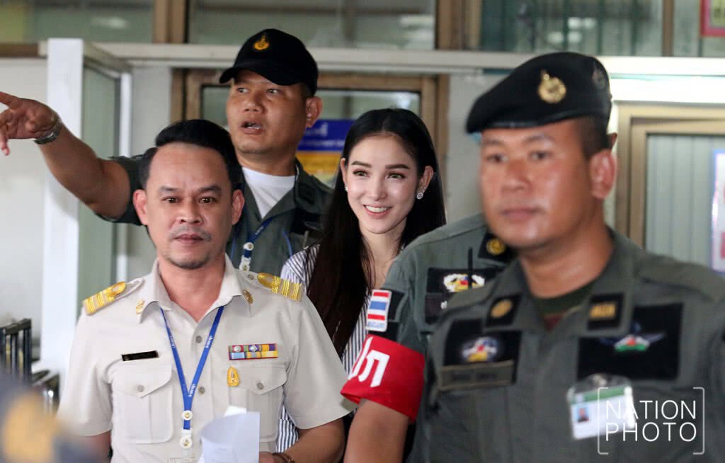 นำตัว "แพท ณปภา" ยื่นคำร้องฝากขังต่อศาลอาญา นำตัว "แพท ณปภา" ยื่นคำร้องฝากขังต่อศาลอาญา