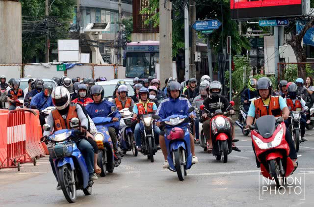 สภาพการจราจรบริเวณแยกรัชโยธิน ในวันเปิดเทอมวันแรก