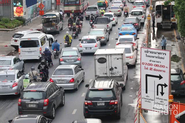 สภาพการจราจรบริเวณแยกรัชโยธิน ในวันเปิดเทอมวันแรก