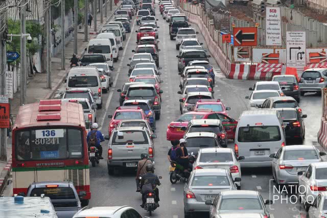 สภาพการจราจรบริเวณแยกรัชโยธิน ในวันเปิดเทอมวันแรก