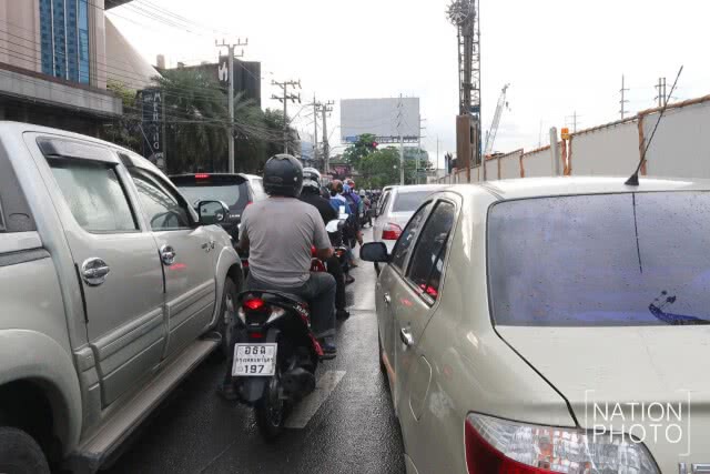 สภาพการจราจรบริเวณแยกรัชโยธิน ในวันเปิดเทอมวันแรก